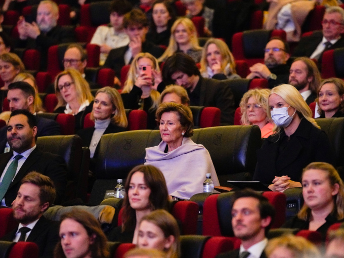 Dronning Sonja flankert av Kronprinsese Mette-Marit og stortingspresident Masud Gharahkhani under festpremieren på filmen på Colosseum kino i Oslo. Foto: Terje Bendiksby / NTB